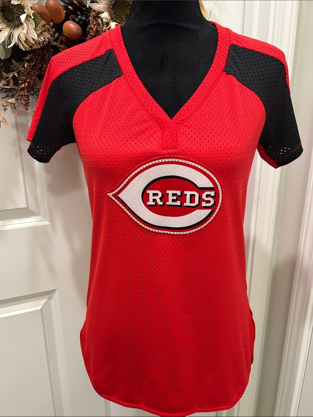 Cincinnati Reds Women's Fanatics Red V-Neck Mesh Team Top XS